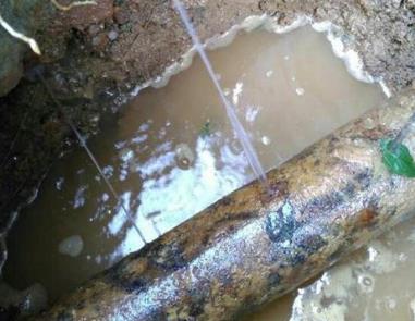 无锡市楼顶渗水维修公司分享下地暖漏水的原因及检测方法。